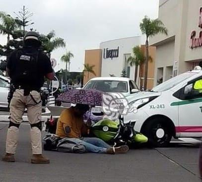 En Xalapa, taxi y motociclista chocan en estacionamiento de centro comercial
