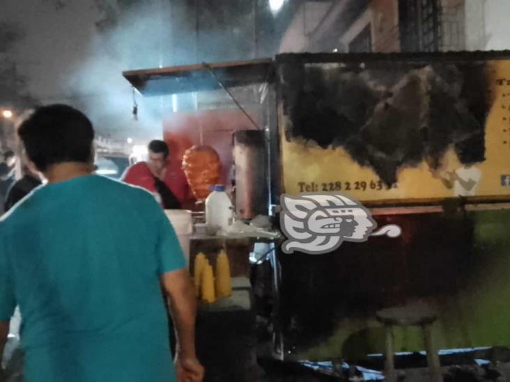 Arde puesto de tacos en Xalapa