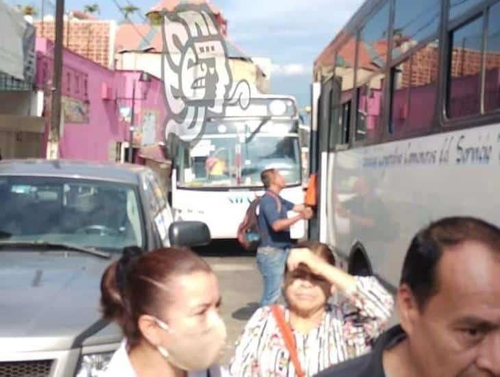 En Xalapa, chofer frena para evitar a patrulleros; vuelan pasajeros