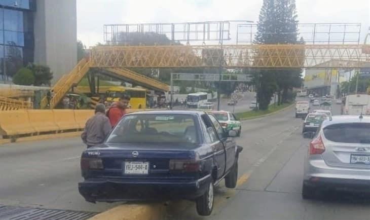 ¡Perdió el control! Automóvil se monta en muro en Lázaro Cárdenas, Xalapa