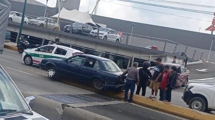 ¡Perdió el control! Automóvil se monta en muro en Lázaro Cárdenas, Xalapa