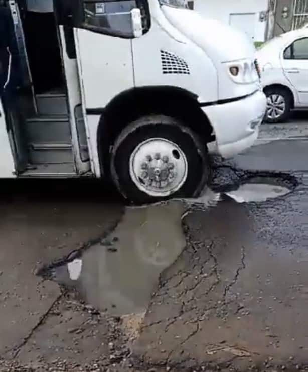 Baches inundan importante avenida de Xalapa; conductores urgen arreglo