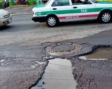 Baches inundan importante avenida de Xalapa; conductores urgen arreglo