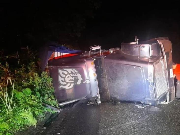 Vuelca camión de carga en la carretera Tlapacoyan-Atzalan