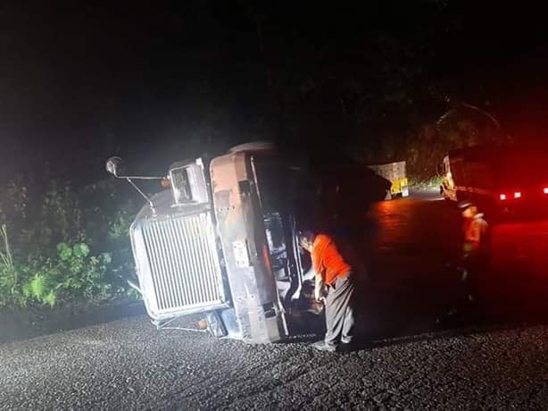 Vuelca camión de carga en la carretera Tlapacoyan-Atzalan