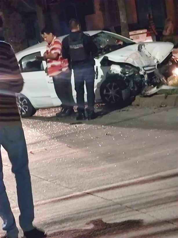 Arrolla a peatón y choca contra auto estacionado en Xalapa