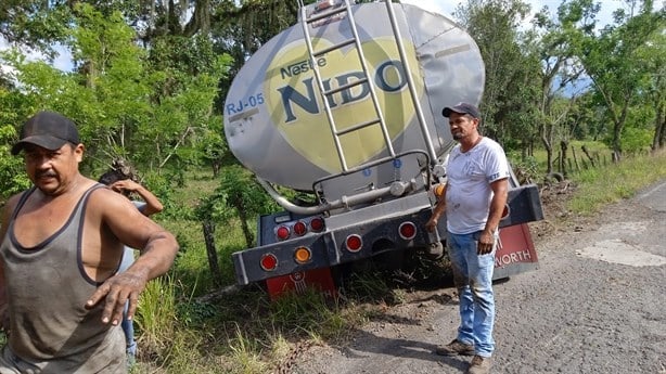 Pipa de  Nestlé se sale de la carretera y causa destrozos en Yecuatla