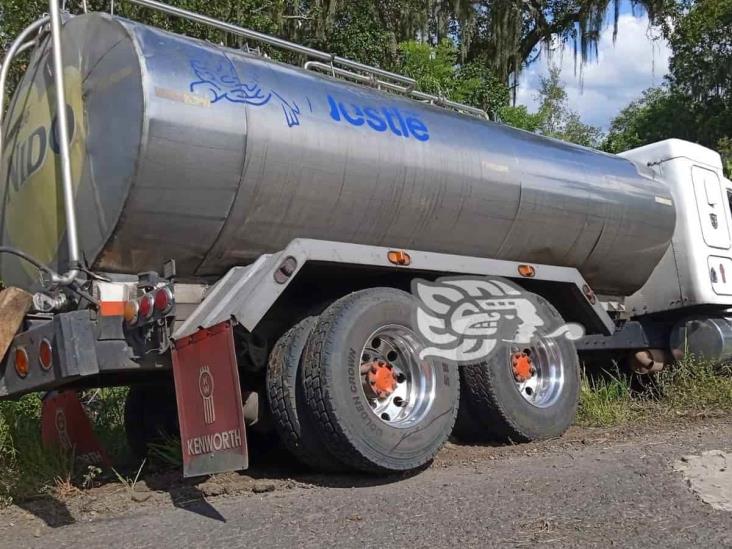 Pipa de  Nestlé se sale de la carretera y causa destrozos en Yecuatla