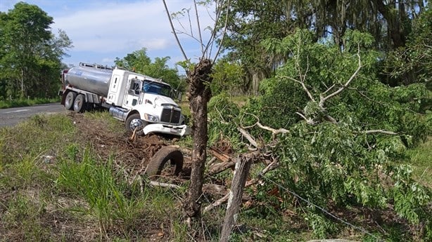 Pipa de  Nestlé se sale de la carretera y causa destrozos en Yecuatla