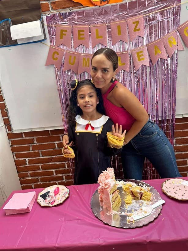 Regina Mixtega recibe festejo de cumpleaños