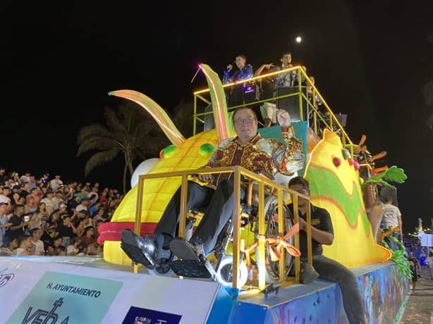 Locales y turistas viven fantasía marina en el paseo del Carnaval