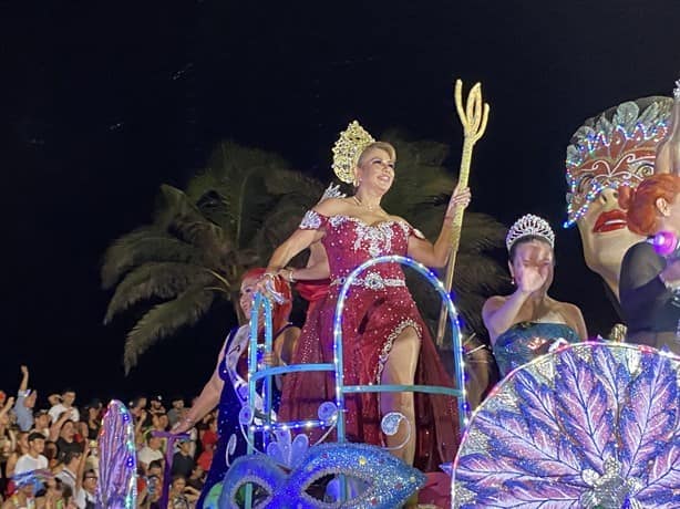 Locales y turistas viven fantasía marina en el paseo del Carnaval
