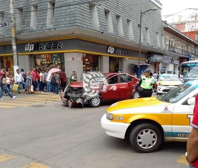 Se registran accidentes automovilísticos en las colonias Centro y el Pueblito, de Córdoba; sin lesionados