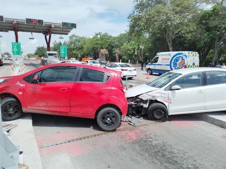 Accidente automovilístico en la caseta de Plan del Río; Señora embarazada lesionada