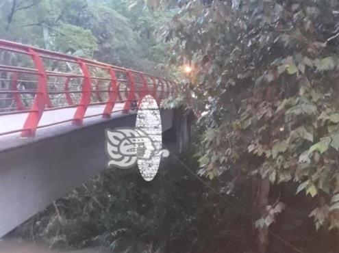 Identifican cuerpo del hombre colgado de puente en Tlilapan