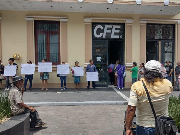 Acusan a CFE de quererles cobrar 150 mil pesos en Orizaba (+Video)