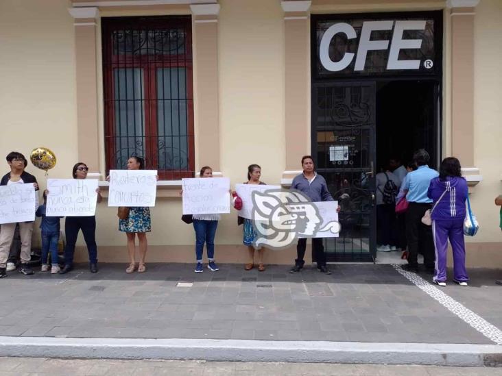 Acusan a CFE de quererles cobrar 150 mil pesos en Orizaba (+Video)