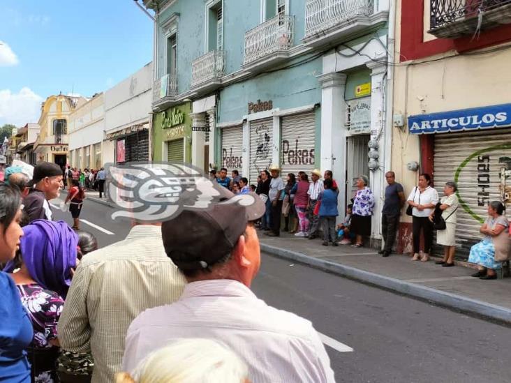 Falla Banco del Bienestar en Orizaba; pensionados viven calvario