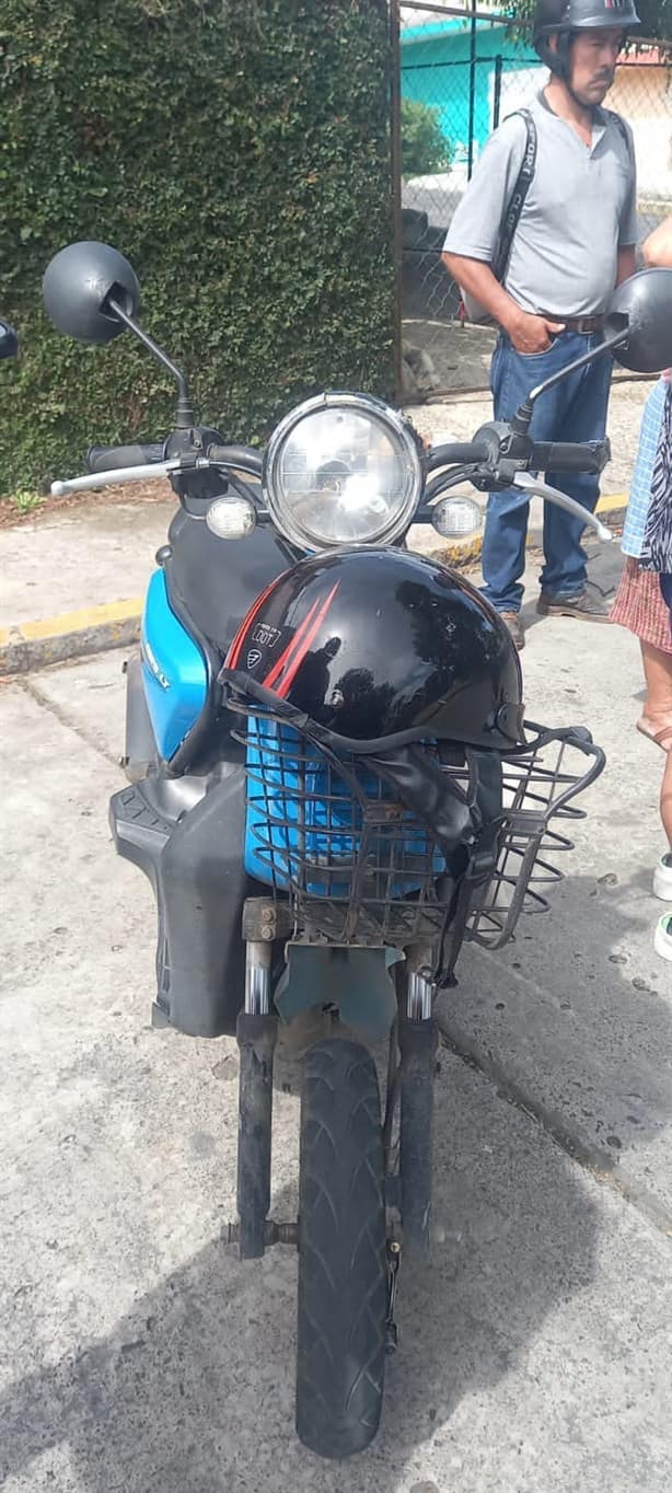 Joven resulta lesionada tras derrapar en su motoneta en calles de Xalapa