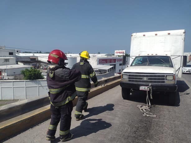 Controlan incendio de camioneta en Veracruz ¡Esto hizo el chofer!