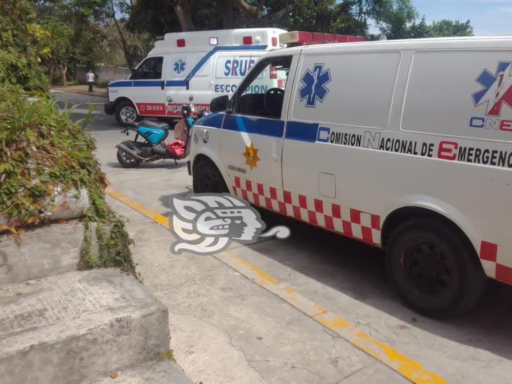 Joven resulta lesionada tras derrapar en su motoneta en calles de Xalapa