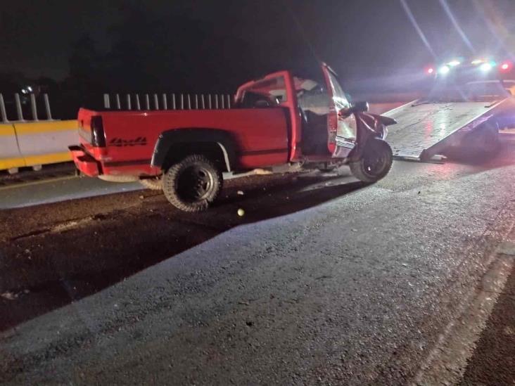 Abandona camioneta tras impactarla contra muro en la Orizaba- Puebla