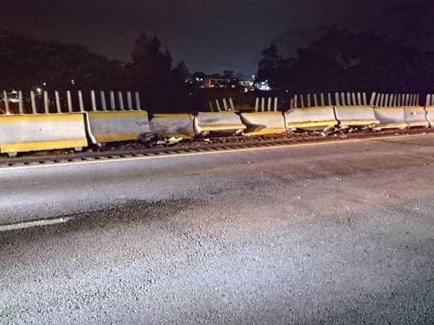 Abandona camioneta tras impactarla contra muro en la Orizaba- Puebla