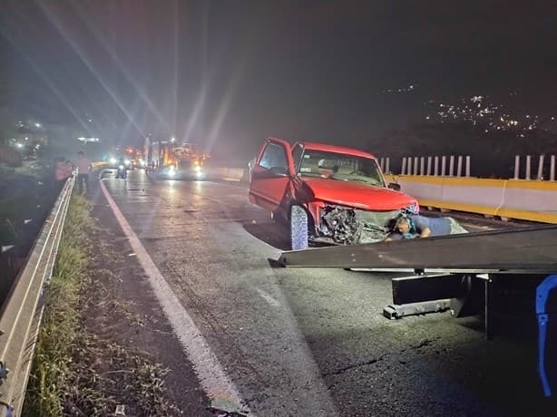 Abandona camioneta tras impactarla contra muro en la Orizaba- Puebla