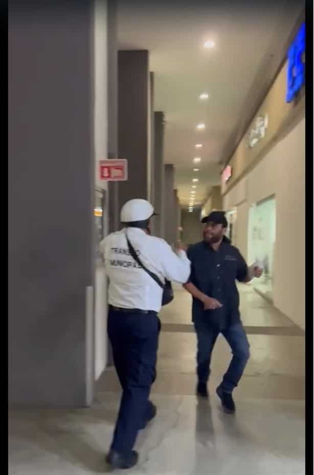 Agente de Tránsito acosa y agrede a discapacitado en Plaza Américas, en Boca del Río | VIDEO