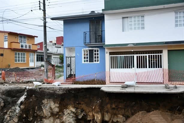 Temen que sus casas se desplomen por construcción del colector pluvial en Xalapa