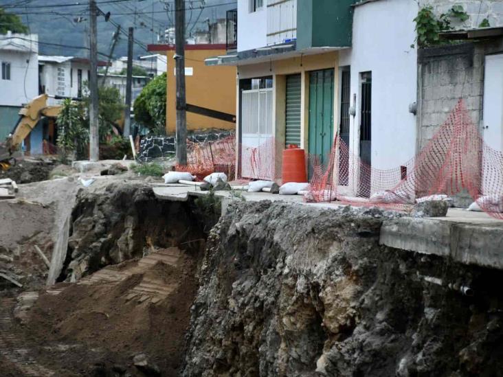 Temen que sus casas se desplomen por construcción del colector pluvial en Xalapa