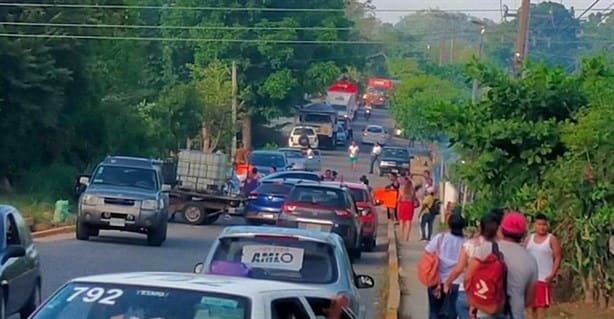 ¡Exigen agua! Bloquean la carretera Cazones-Poza Rica