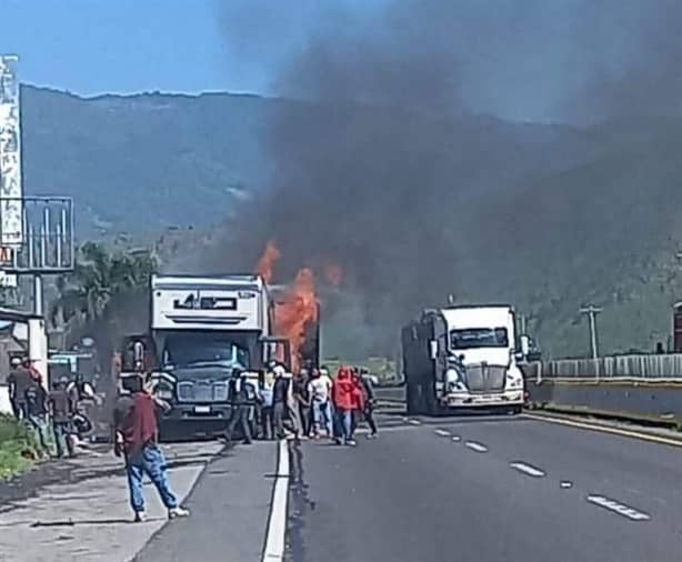 Se incendia tractocamión con material químico en la Puebla-Orizaba; hay varios intoxicados (+Video)