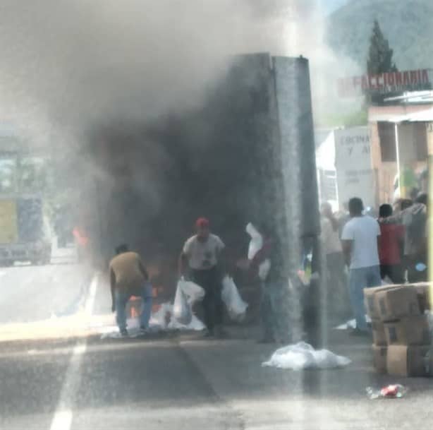 Se incendia tractocamión con material químico en la Puebla-Orizaba; hay varios intoxicados (+Video)