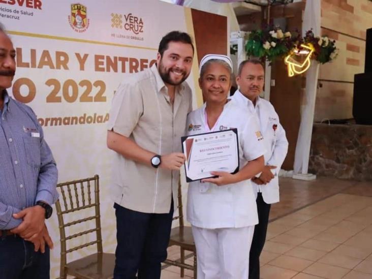 Entregan becas a hijos de trabajadores del sector salud al norte de Veracruz