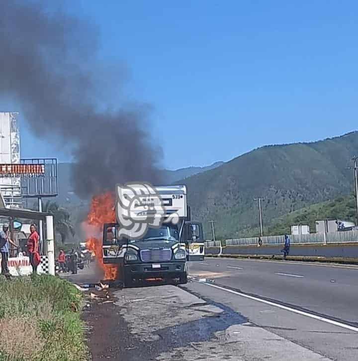 Se incendia tractocamión con material químico en la Puebla-Orizaba; hay varios intoxicados (+Video)