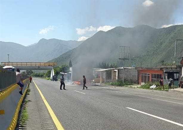 Se incendia tractocamión con material químico en la Puebla-Orizaba; hay varios intoxicados (+Video)