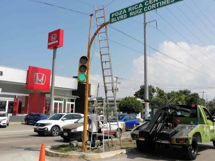 Siguen reparando semáforos en Poza Rica