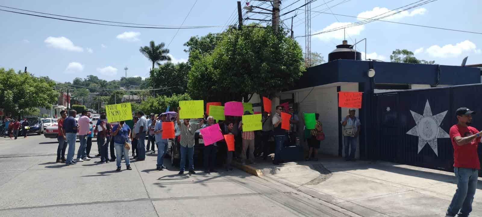 Se manifiestan personas de varios municipios en la base de la Policía de Poza Rica