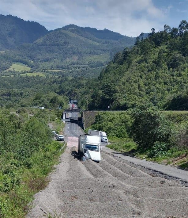 Tractocamión termina en rampa de frenado tras sufrir falla en las Cumbres de Maltrata