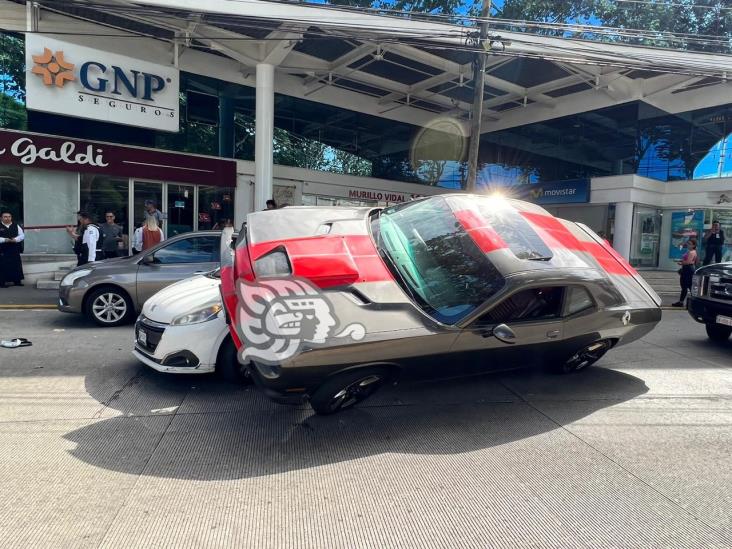 ¡Aparatoso accidente! Chocan autos en avenida Murillo Vidal de Xalapa (+Video)