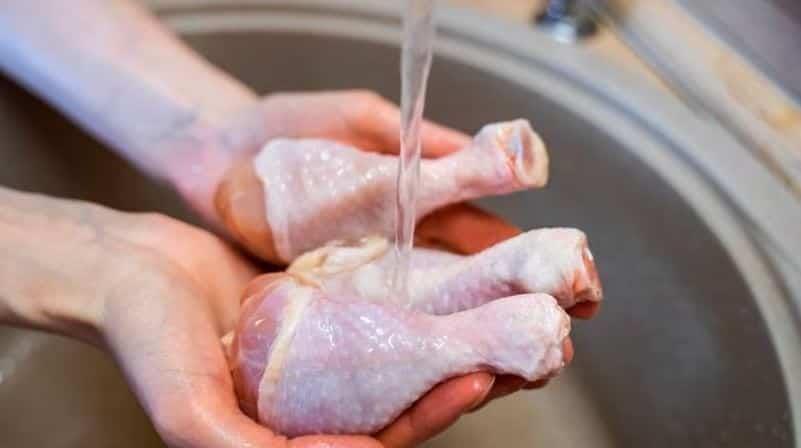 Síndrome de Guillain-Barré empieza en tu cocina, ¿por qué no debes lavar el pollo antes de cocinarlo?