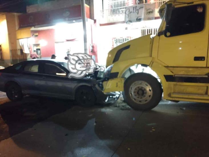 Brutal choque entre tráiler y auto en San Marcos de León (+Video)