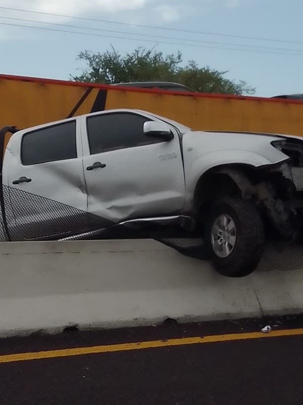 Se estrella camioneta contra muro de concreto en el tramo Xalapa-Veracruz