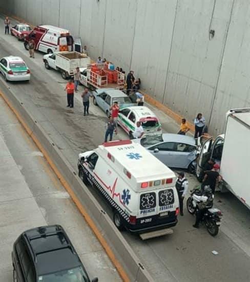 Tráfico paralizado en Xalapa: Camión provoca carambola a siete vehículos en Lázaro Cárdenas