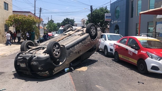 Vuelca camioneta tras choque en fraccionamiento Reforma de Veracruz | VIDEO