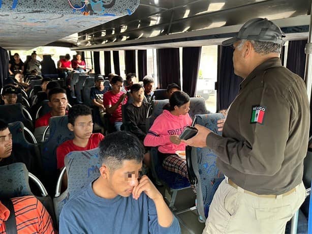 Rescatan a 181 migrantes abandonados dentro de un tráiler en Puente Nacional