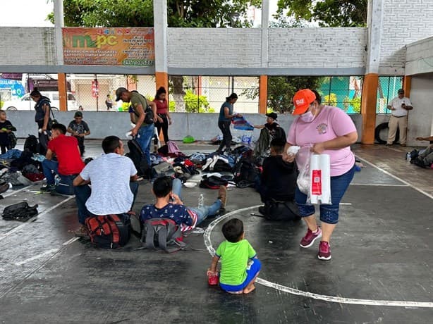 Rescatan a 181 migrantes abandonados dentro de un tráiler en Puente Nacional