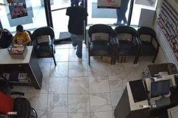 Se mete a robar a negocio y clientes lo ignoran; ladrón se va decepcionado | VIDEO