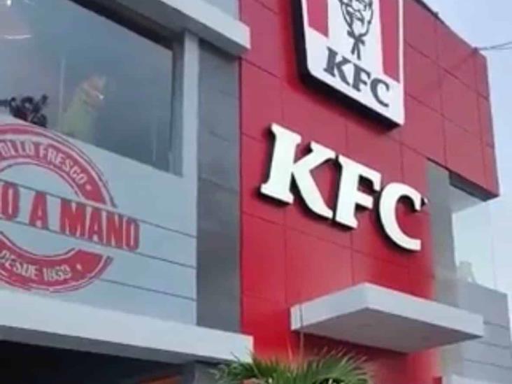 En Xalapa, acusan a conocido restaurante de comida rápida de tirar desechos en vía pública